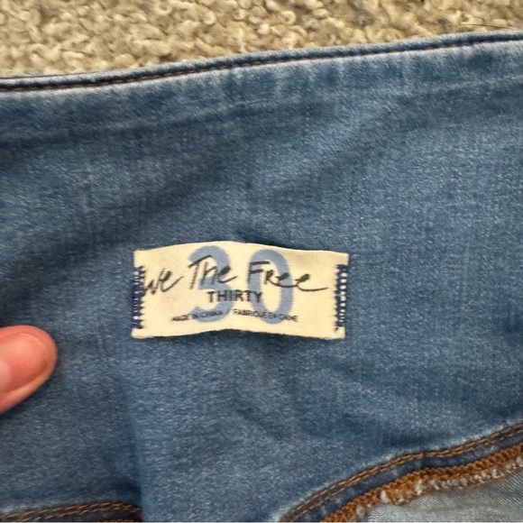 FREE PEOPLE WOMEN'S VENICE BEACH MEDIUM WASH FLARE JEANS size 30 - Picture 7 of 8